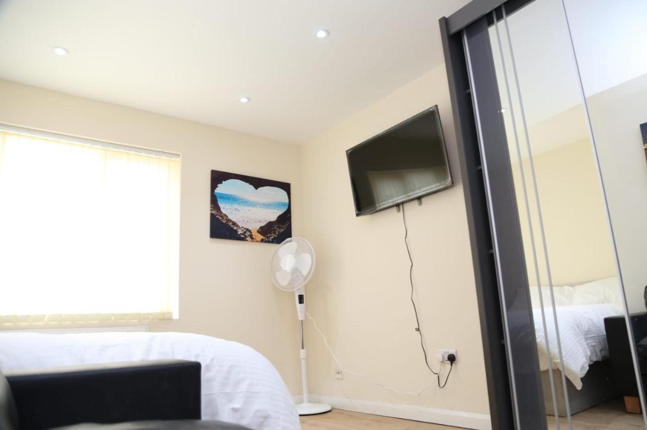 A A Guest Rooms Thamesmead Erith Exterior photo